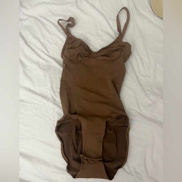 NWOB SKIMS COCOA SCULPTING BODYSUIT - Picture 3 of 3